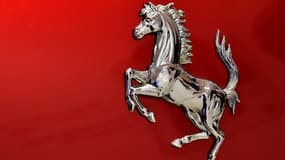 Le logo du constructeur Ferrari ici photographié en 2015 au musée de la marque à Maranello.