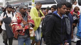 Des migrants sur le port de Calais le 19 septembre 2015.