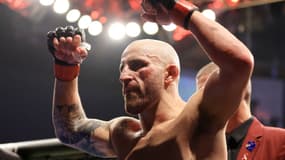 Alexander Volkanovski célèbre  sa victoire sur Max Holloway à l'UFC 276 en juillet 2022