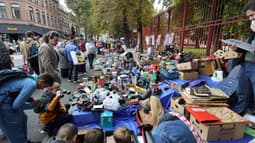 Des chineurs et vendeurs à la braderie de Lille le 14 septembre 2024