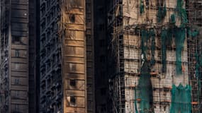 Des immeubles résidentiels endommagés par un incendie à Wang Fuk Court, dans le district de Tai Po, le 28 novembre 2025 à Hong Kong.