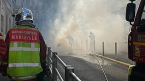 Les marins-pompiers de Marseille sont intervenus pour des feux en marge de la manifestation ce jeudi 23 mars 2023.