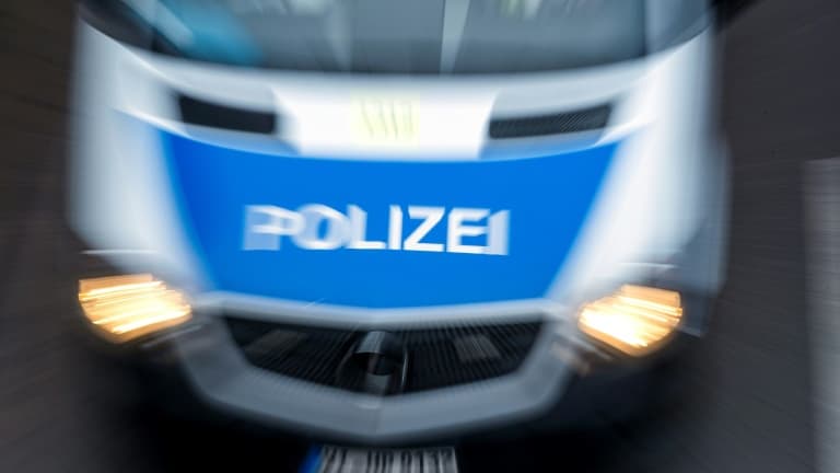 Plusieurs dizaines de policiers avec hélicoptères se sont déployés lundi en Allemagne pour la deuxième journée consécutive pour tenter de retrouver un fugitif armé caché dans la Forêt Noire et habillé d'un treillis