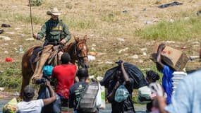 Un agent de la police des frontières américaine sur son cheval devant des immigrants traversant le Rio Grande, le 19 septembre 2021