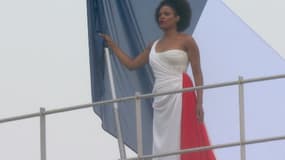 La mezzo-soprano Axelle Saint-Cirel chante la Marseillaise pendant la cérémonie d'ouverture des JO de Paris 2024