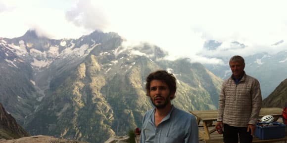 Régis avec Pierre, le guide que nous suivons pour le reportage au refuge avant le départ. Régis avec Pierre, le guide que nous suivons pour le reportage au refuge avant le départ.