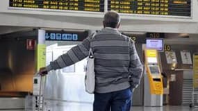 Un passager, samedi, dans l'aéroport de Bilbao, en Espagne. La majeure partie de l'espace aérien était fermé dimanche dans le nord de l'Italie à cause du nuage de cendres dû à l'éruption du volcan islandais Eyjafjöll. Outre l'Italie, les aéroports du nord