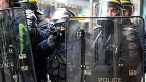 Des  forces de l'ordre en train de viser des gilets jaunes lors d'une manifestation à Paris le 5 janvier 2019 (Photo d'illustration).