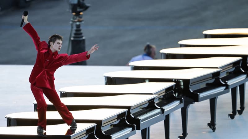 Christine and the Queens lors de la cérémonie d'ouverture des jeux paralympiques le 28 août 2024
