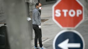 Un homme portant un masque à Barcelone.