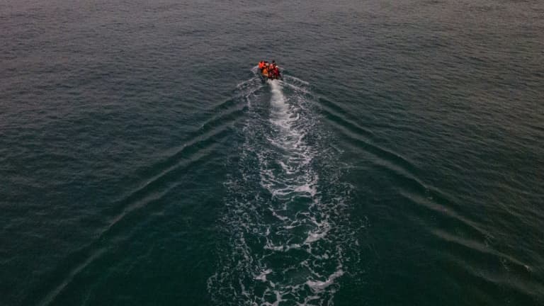 Vue aérienne de migrants  tentant de traverser la Manche pour rejoindre l'Angleterre, le 11 septembre 2020