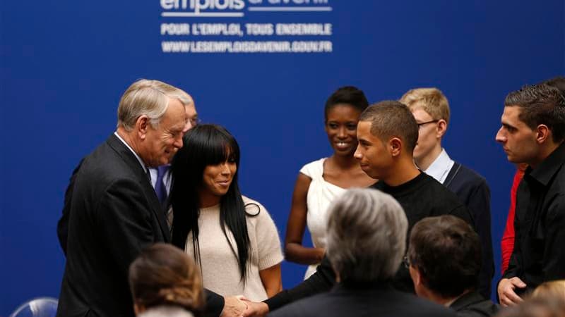 Lors d'une cérémonie à l'Hôtel de Matignon pour saluer les 30 premières conventions d'engagements, le Premier ministre Jean-Marc Ayrault a lancé les emplois d'avenir, un programme qui, selon lui, s'inscrit dans le projet du "nouveau modèle français" promi