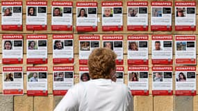 Des affiches avec les photos des otages israéliens enlevés par les terroristes du Hamas, placardées à Tel Aviv (Israël), le 18 octobre 2023.