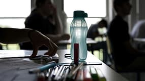 Une bouteille d'eau sur une table avant le début de l'épreuve de philosophie du baccalauréat, le 15 juin 2022 à Bordeaux