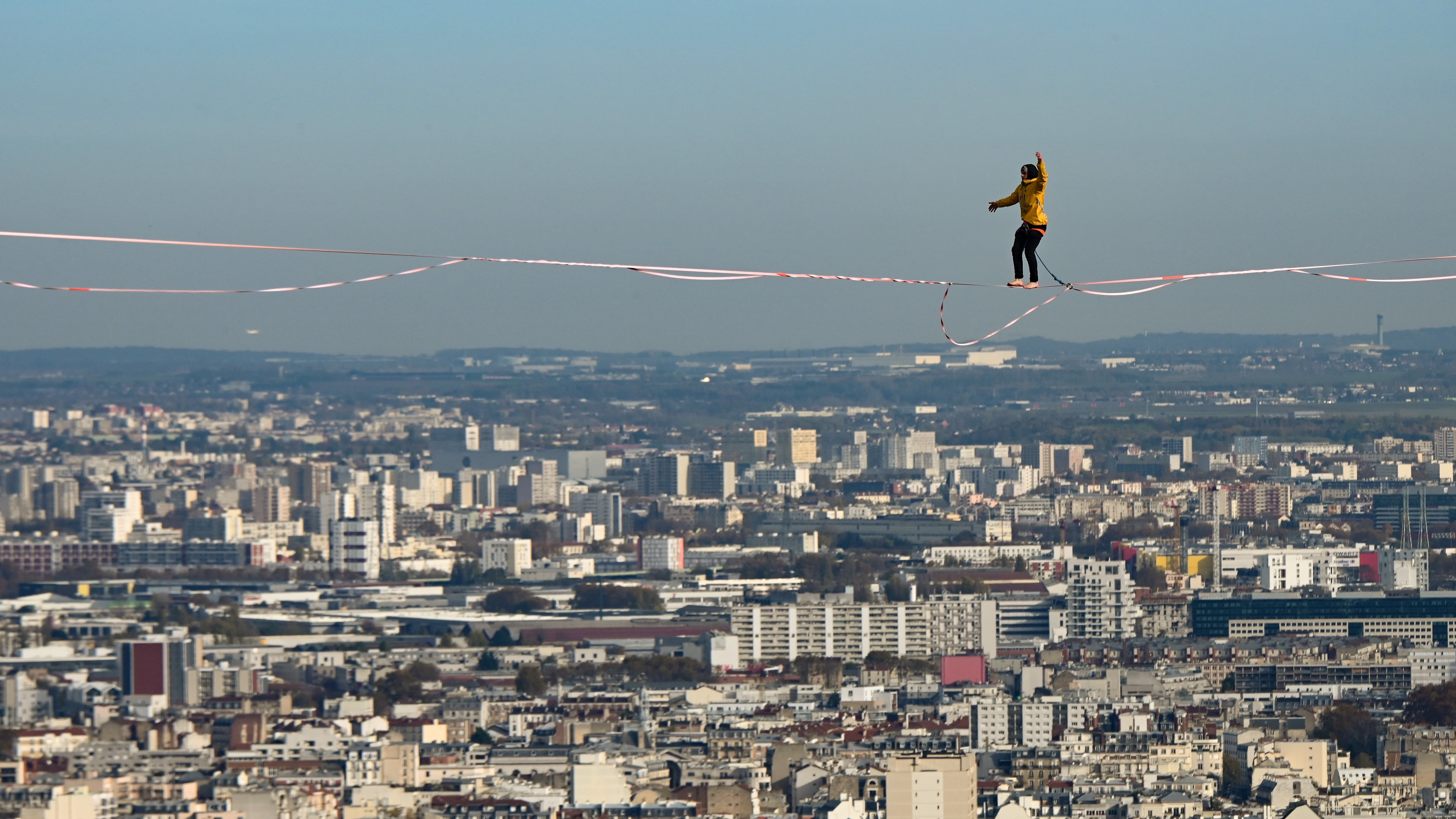 Téléthon: un funambule marche sur un fil, à 150 m au-dessus du vide, entre  deux tours de La Défense