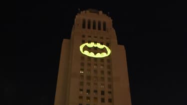 Un faisceau lumineux "Batman" a été projeté sur la mairie de Los Angeles en hommage à Adam West, le 15 juin 2017