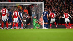 Gianluigi Donnarumma et la défense parisienne surpris sur le coup franc de Bukayo Saka lors du match Arsenal-PSG (2-0, Ligue des champions), le 1er octobre 2024