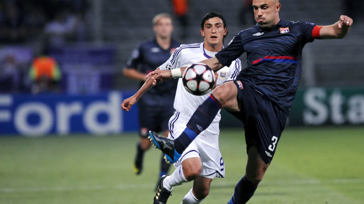 Le Brésilien Cris en Ligue des champions avec Lyon en 2009 Le Brésilien Cris en Ligue des champions avec Lyon en 2009