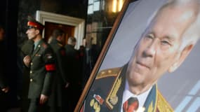 Des soldats devant le portrait de Mikhaïl Kalachnikov, lors de la cérémonie des funérailles ce vendredi matin à Mytichtchi.