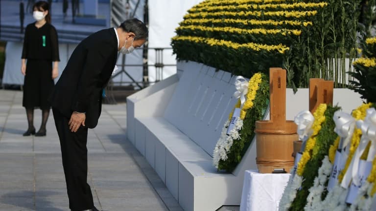 Le Premier ministre japonais  Yoshihide Suga lors des cérémonies de commémorations des 76 ans de la bombe d'Hiroshima, le 6 août 2021 (photo d'illustration)