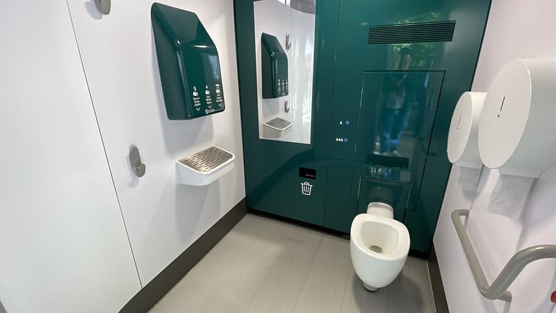 Paris: plus hygiéniques et plus accessibles, les toilettes publiques se modernisent