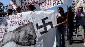 Des étudiants grecs manifestent dans les rues d'Athènes contre les néo-nazis d'Aube dorée, mercredi 25 septembre 2013.
