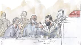 Mohamed Abrini (à gauche) discute avec Salah Abdeslam (à droite) dans le box des accusés du procès des attentats du 13-Novembre le 27 janvier 2022. Au centre, Mohamed Amri.