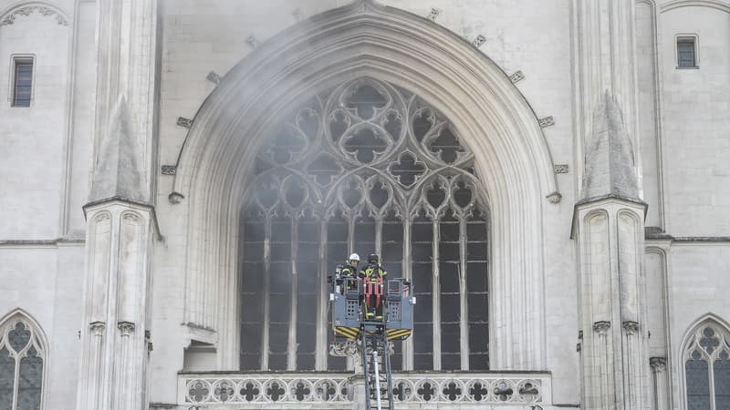 Incendie à la cathédrale de Nantes: le feu est "circonscrit", le grand orgue touché