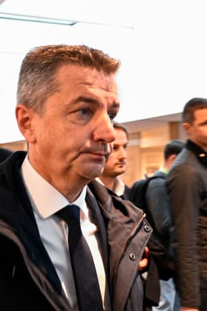 Une sextape et des années de chantage: ouverture du procès du maire de Saint-Étienne, confronté à des "preuves accablantes"