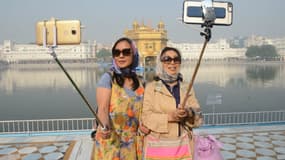 Des touristes chinoises en Inde au Temple d'Or d'Amritsar, haut lieu de la religion sikh.