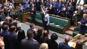 Le député britannique Craig Mackinlay lors de son retour à la Chambre des communes après son amputation des bras et des jambes, le 22 mai 2024