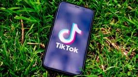 Un téléphone avec l'application TikTok.