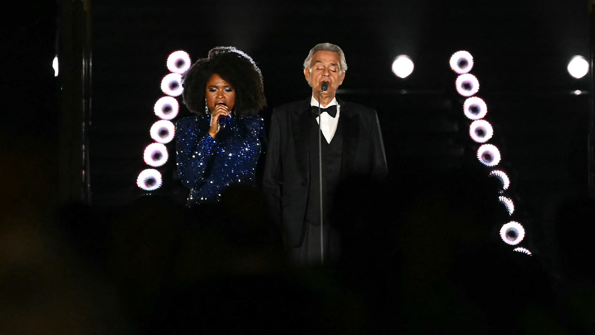 La chanteuse américaine Jennifer Hudson et le ténor italien Andrea Bocelli sur scène, ce samedi 13 septembre, place Saint-Pierre à Rome.