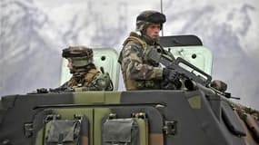 Soldats français en patrouille dans la vallée de Kapisa en Afghanistan. Avec 3,5 milliards d'économies qu'il espère ramener à 1,5 milliard grâce à de nouvelles recettes, le ministère de la Défense s'en sort relativement bien à l'heure où le gouvernement t