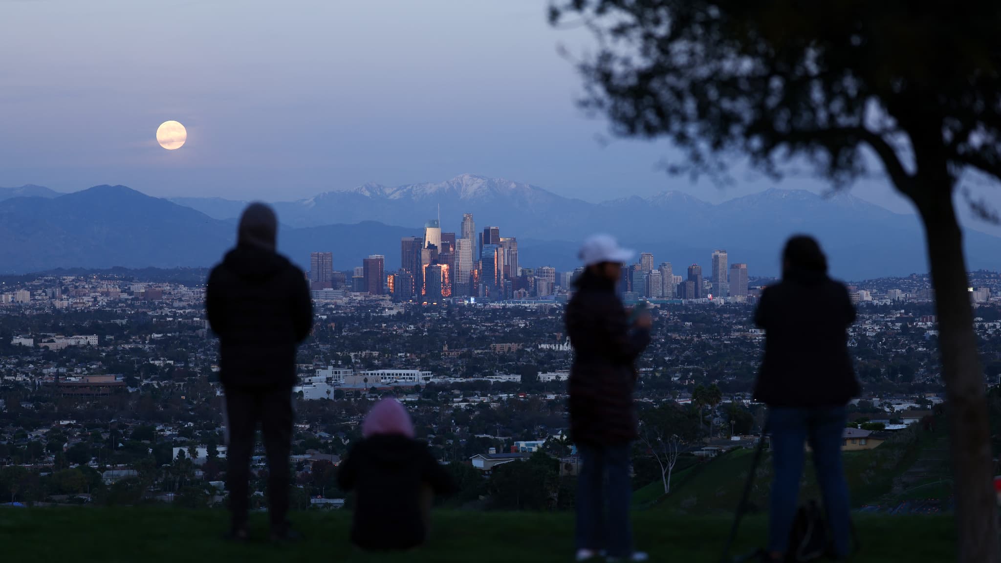 La Super Lune au-dessus de Los Angeles, aux États-Unis, depuis le Kenneth Hahn Park, le 4 décembre 2025. La Super Lune au-dessus de Los Angeles, aux États-Unis, depuis le Kenneth Hahn Park, le 4 décembre 2025.