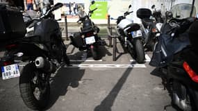 ILLUSTRATION - Une photo montre des deux-roues motorisés en stationnement à Paris le 31 août 2022. 
