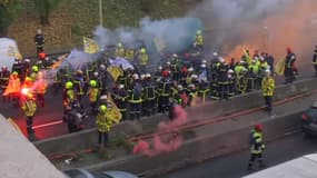 Les sapeurs-pompiers professionnels manifestent à Paris le 24 novembre 2016.