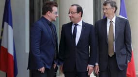 Le chanteur Bono, reçu mercredi à l'Elysée avec le milliardaire américain Bill Gates, a évoqué avec François Hollande la situation au Sahel, une région contrôlée par des milices islamistes où des ressortissants français sont retenus en otages. /Photo pris