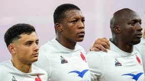 Camron Woki et Sekou Macalou lors des hymnes avant Ecosse-France (30-27), match de préparation à la Coupe du monde, le 12 août 2023