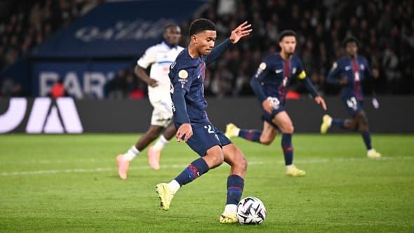 Senny Mayulu lors de PSG-Strasbourg, le 17 octobre 2025
