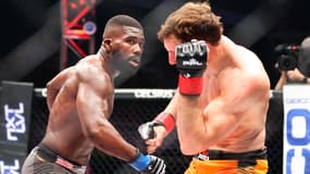 Impa Kasanganay (à gauche) face à Cory Hendricks lors d'un combat au PFL le 1er avril 2023
