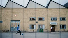 Un enfant joue au ballon devant un centre de réfugiés dans la banlieue de Stockholm.