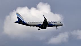 Un avion d'Indigo Airlines s'apprête à atterrir à l'aéroport international Kempegowda de Bangalore, en Inde, le 4 décembre 2025.