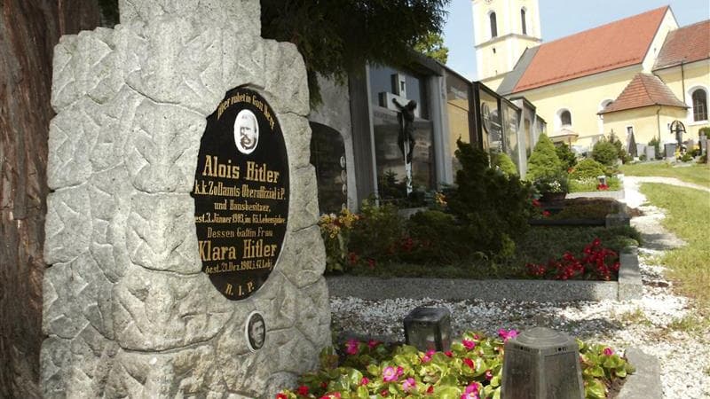 La pierre tombale des parents d'Adolf Hitler a été retirée cette semaine du cimetière de Leonding, en Autriche, pour éviter les rassemblements néo-nazis. /Photo prise le 29 mai 2002/REUTERS/Rubra