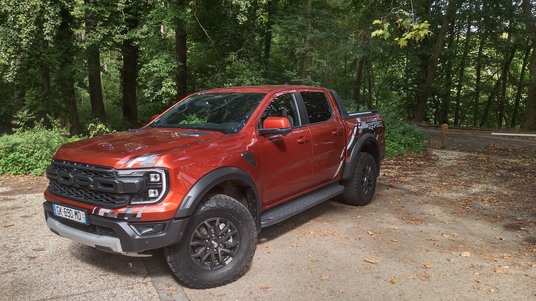Ce Ford Ranger Raptor est équipé d'un V6 biturbo essence.