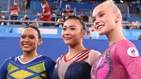 La gymnaste américaine Sunisa Lee, championne olympique du concours général, entourée de la Brésilienne Rebeca Andrade (argent) et la Russe Angelina Melnikova (bronze), le 29 juillet 2021 aux Jeux Olympiques de Tokyo 2020