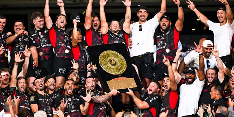 Les joueurs du Stade Toulousain soulèvent le 24e Bouclier de Brennus de l'histoire du club en Top 14, 28 juin 2025