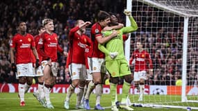 André Onana célébré par ses équipiers après avoir repoussé un penalty dans les arrêts de jeu du match Manchester United-Copenhague (1-0), le 25 octobre 2023 en Ligue des champions