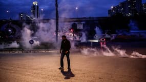 Un manifestant cherche à échapper aux tirs de gaz de la police, à Istanbul le 10 octobre 2015.