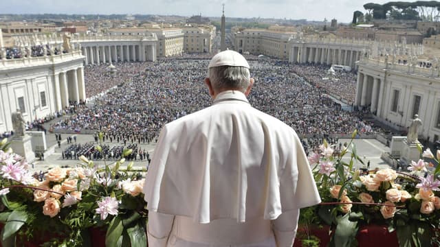 Devant des milliers de fidèles rassemblés place Saint-Pierre, le pape argentin a imploré Dieu pour qu'il apporte "la paix à tout le Moyen-Orient" 